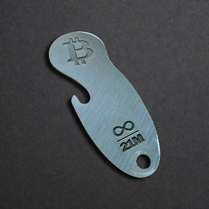 Detailaufnahme eines Bitcoin Einkaufswagenlösers aus Edelstahl in Edelstahl Optik mit Flaschenöffner in schräger Perspektive