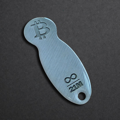 Detailaufnahme eines Bitcoin Einkaufswagenlösers aus Edelstahl in Edelstahl Optik in schräger Perspektive