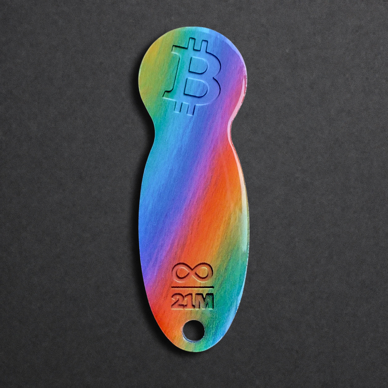 Bitcoin Einkaufswagenlöser aus Edelstahl in Color Stripes, frontal von oben fotografiert, kompakt und schlüsselbundtauglich