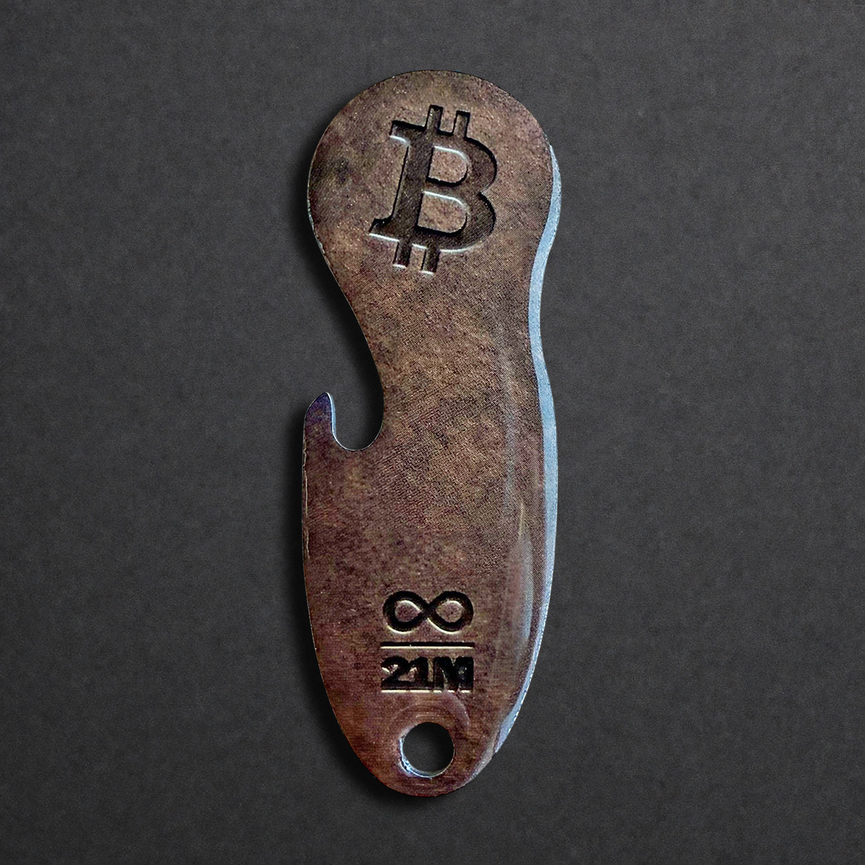 Bitcoin Einkaufswagenlöser aus Edelstahl in Dark Bronze, frontal von oben fotografiert, mit integriertem Flaschenöffner