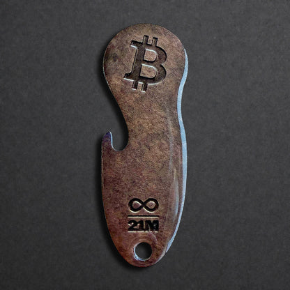 Bitcoin Einkaufswagenlöser aus Edelstahl in Dark Bronze, frontal von oben fotografiert, mit integriertem Flaschenöffner