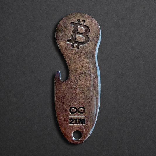 Bitcoin Einkaufswagenlöser aus Edelstahl in Dark Bronze, frontal von oben fotografiert, mit integriertem Flaschenöffner