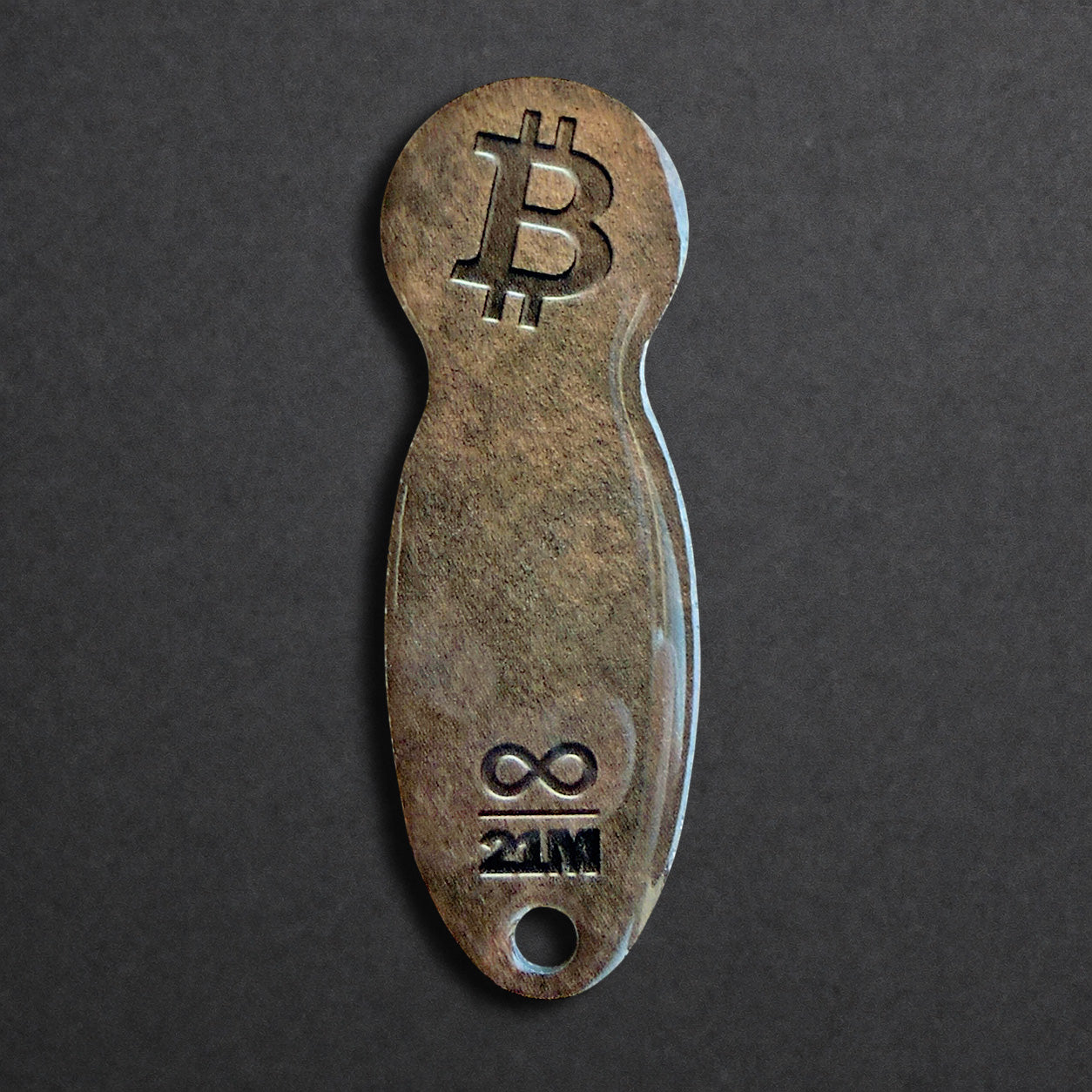 Bitcoin Einkaufswagenlöser aus Edelstahl in Dark Bronze frontal von oben fotografiert, kompakt und schlüsselbundtauglich