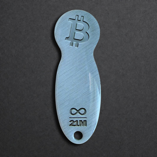 Bitcoin Einkaufswagenlöser aus Edelstahl in Edelstahl Optik, frontal von oben fotografiert, kompakt und schlüsselbundtauglich