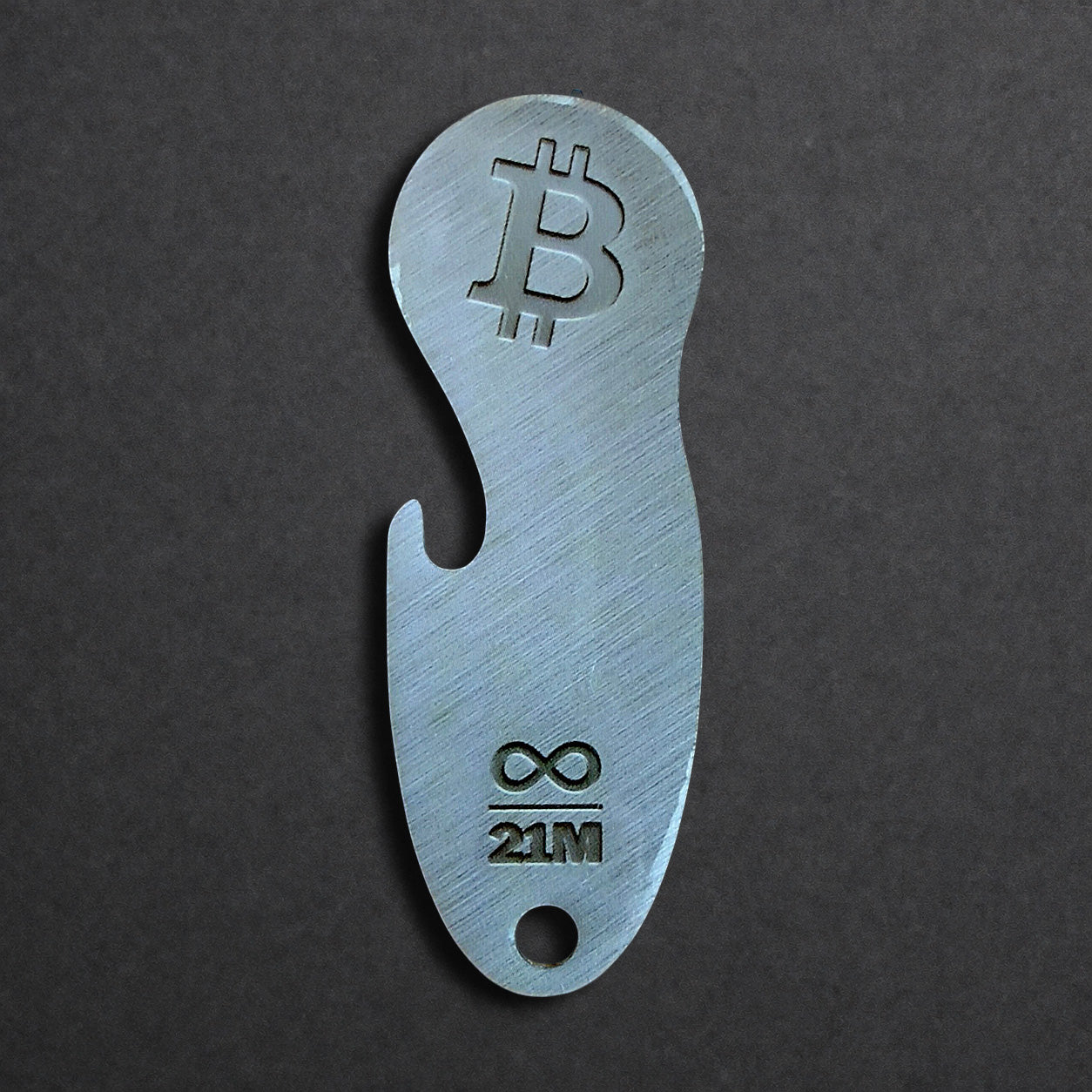 Bitcoin Einkaufswagenlöser aus Edelstahl in Edelstahl Optik frontal von oben fotografiert, mit integriertem Flaschenöffner