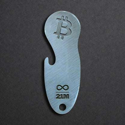 Bitcoin Einkaufswagenlöser aus Edelstahl in Edelstahl Optik frontal von oben fotografiert, mit integriertem Flaschenöffner