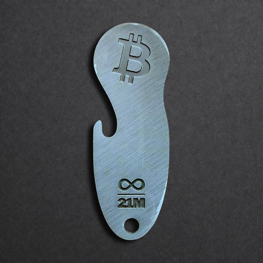 Bitcoin Einkaufswagenlöser aus Edelstahl in Edelstahl Optik frontal von oben fotografiert, mit integriertem Flaschenöffner