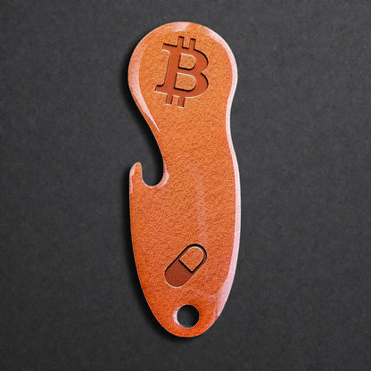 Bitcoin Einkaufswagenlöser aus Edelstahl in Orange Pill, frontal von oben fotografiert, mit integriertem Flaschenöffner