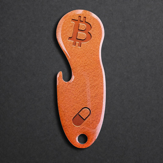 Bitcoin Einkaufswagenlöser aus Edelstahl in Orange Pill, frontal von oben fotografiert, mit integriertem Flaschenöffner