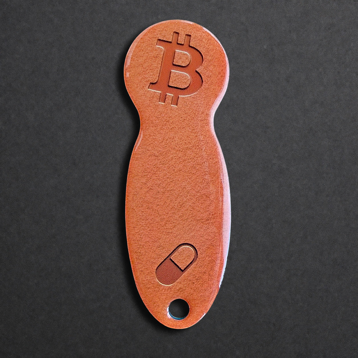 Bitcoin Einkaufswagenlöser aus Edelstahl in Orange Pill, frontal von oben fotografiert, kompakt und schlüsselbundtauglich