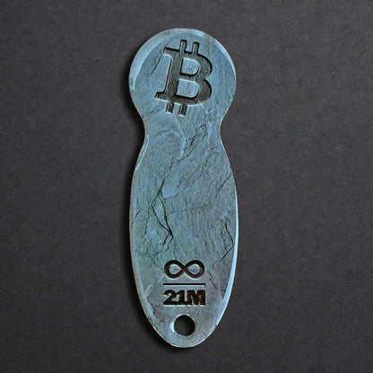 Bitcoin Einkaufswagenlöser aus Edelstahl in Schiefer Anthrazit, frontal von oben fotografiert, kompakt und schlüsselbundtauglich