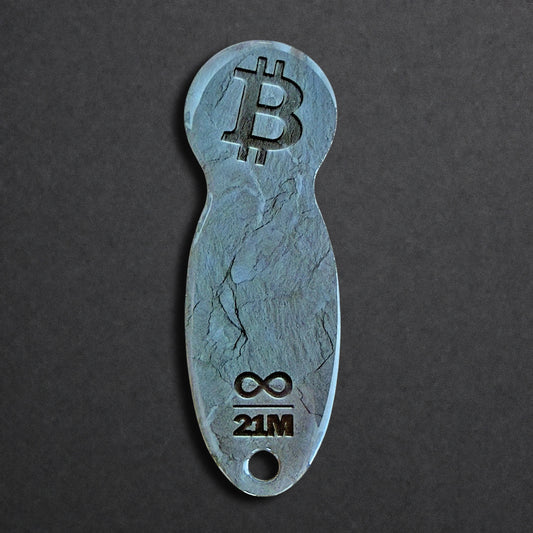Bitcoin Einkaufswagenlöser aus Edelstahl in Schiefer Anthrazit, frontal von oben fotografiert, kompakt und schlüsselbundtauglich