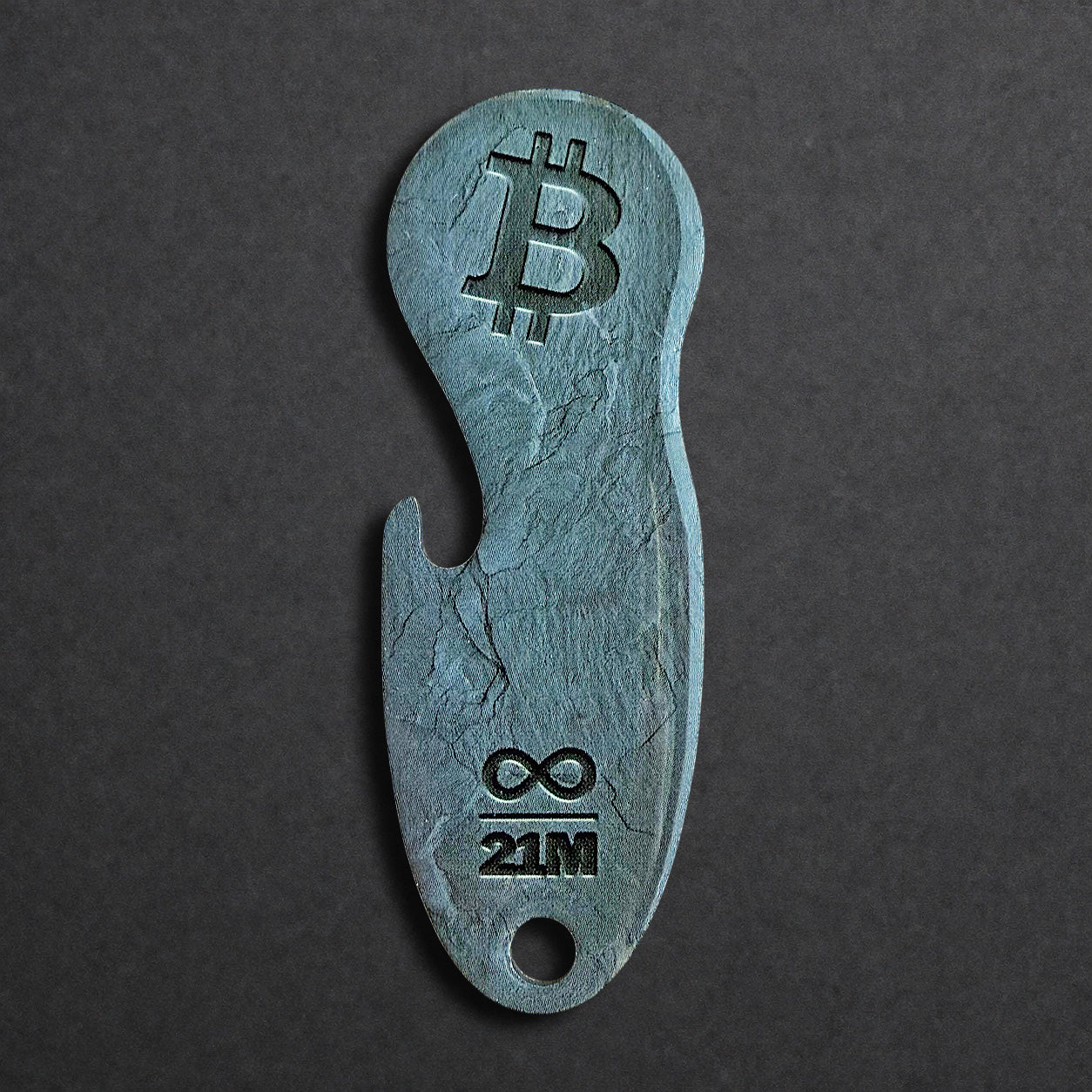 Bitcoin Einkaufswagenlöser aus Edelstahl in Schiefer Anthrazit, frontal von oben fotografiert, mit integriertem Flaschenöffner