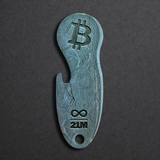 Bitcoin Einkaufswagenlöser aus Edelstahl in Schiefer Anthrazit, frontal von oben fotografiert, mit integriertem Flaschenöffner