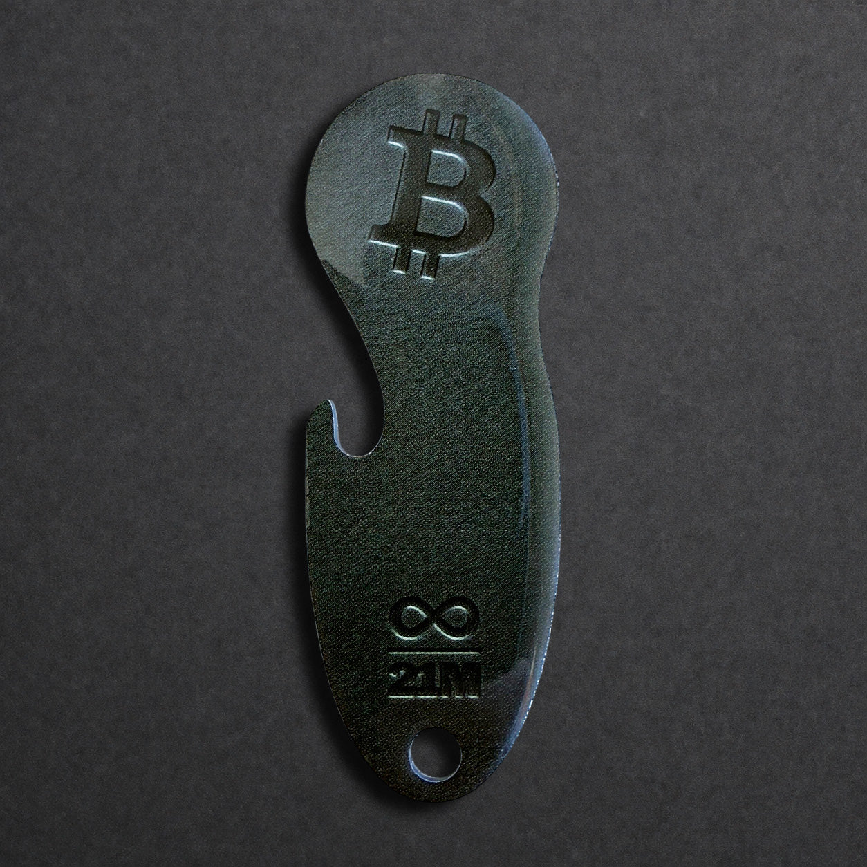 Bitcoin Einkaufswagenlöser aus Edelstahl in Schwarz Matt, frontal von oben fotografiert, mit integriertem Flaschenöffner