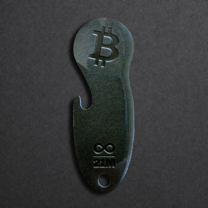 Bitcoin Einkaufswagenlöser aus Edelstahl in Schwarz Matt, frontal von oben fotografiert, mit integriertem Flaschenöffner