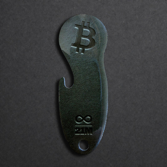Bitcoin Einkaufswagenlöser aus Edelstahl in Schwarz Matt, frontal von oben fotografiert, mit integriertem Flaschenöffner