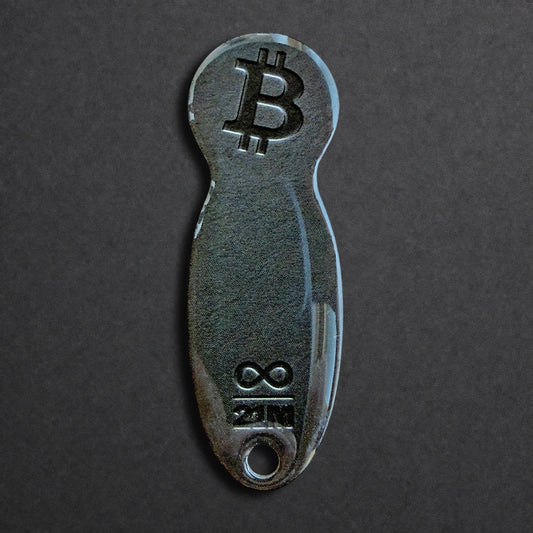 Bitcoin Einkaufswagenlöser aus Edelstahl in Schwarz Matt frontal von oben fotografiert, kompakt und schlüsselbundtauglich