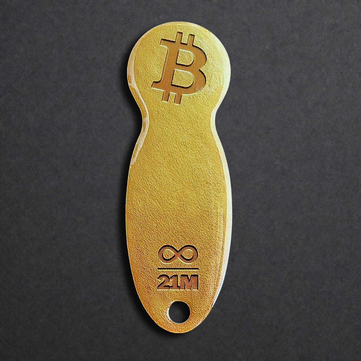 Bitcoin Einkaufswagenlöser aus Edelstahl in Soft Gold frontal von oben fotografiert, kompakt und schlüsselbundtauglich