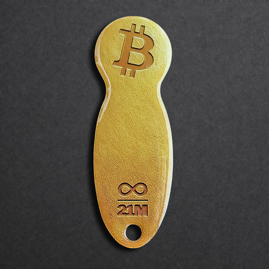 Bitcoin Einkaufswagenlöser aus Edelstahl in Soft Gold frontal von oben fotografiert, kompakt und schlüsselbundtauglich