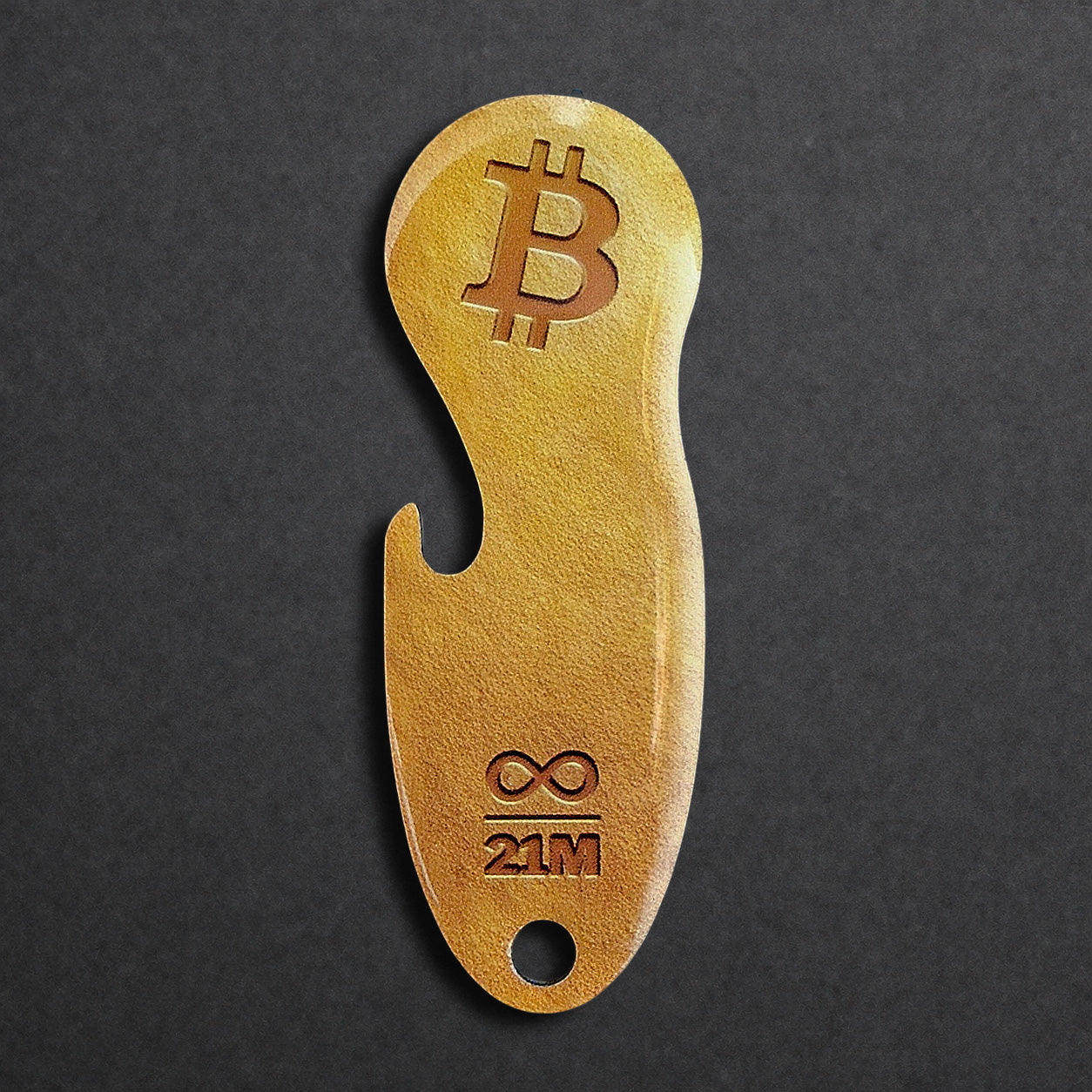 Bitcoin Einkaufswagenlöser aus Edelstahl in Soft Gold, frontal von oben fotografiert, mit integriertem Flaschenöffner
