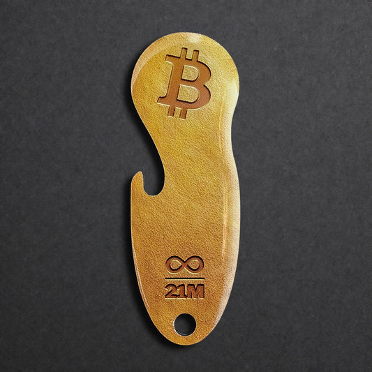 Bitcoin Einkaufswagenlöser aus Edelstahl in Soft Gold, frontal von oben fotografiert, mit integriertem Flaschenöffner
