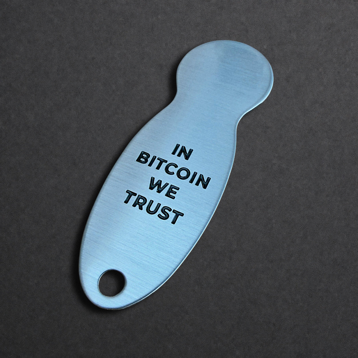 Rückseite eines Bitcoin Einkaufswagenlösers aus Edelstahl in Edelstahl Optik mit Gravur In Bitcoin We Trust