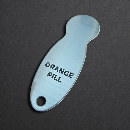 Rückseite eines Bitcoin Einkaufswagenlösers aus Edelstahl mit Gravur Orange Pill