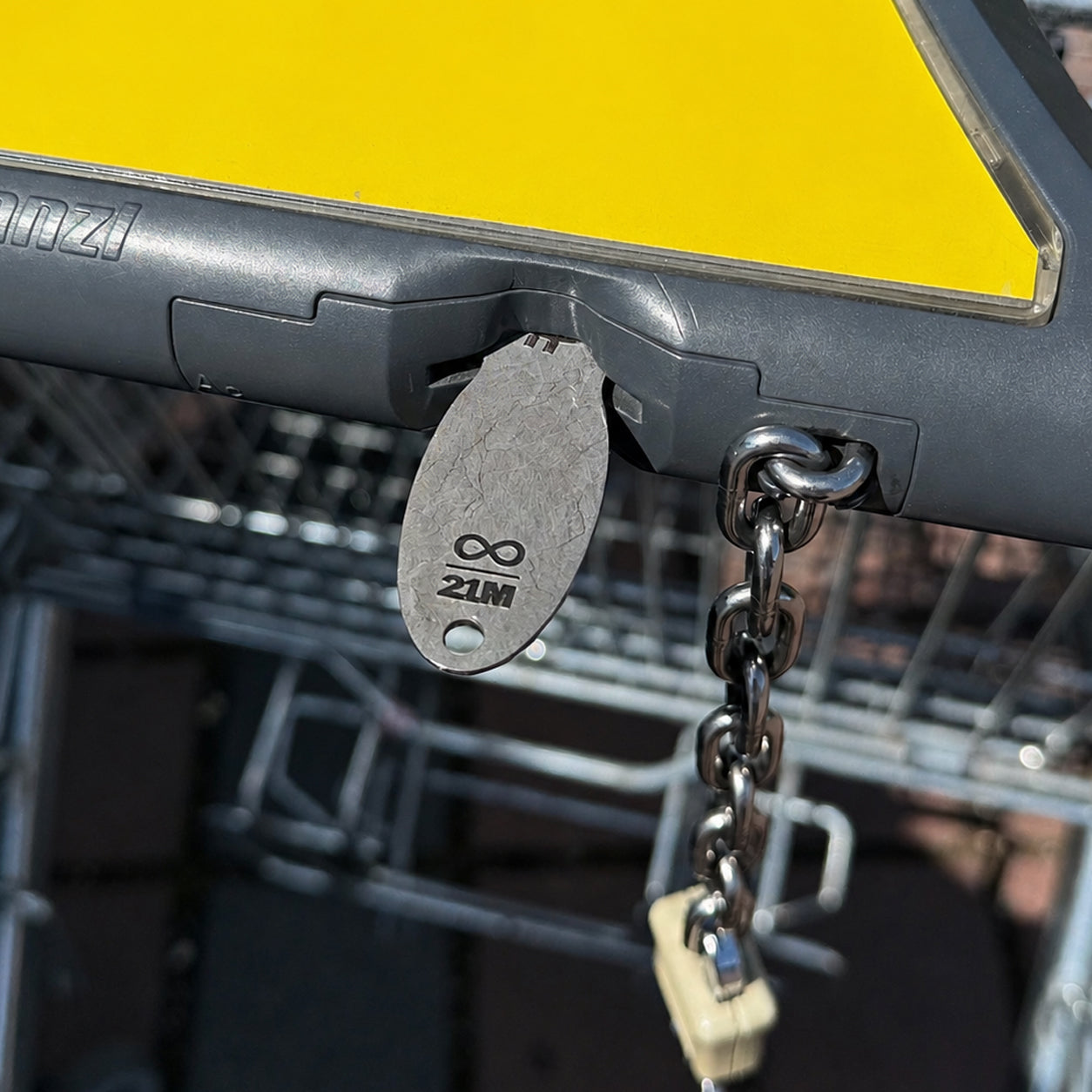 Bitcoin Einkaufswagenlöser in Schiefer Anthrazit im Münzschlitz eines Einkaufswagens eingesteckt als praktische Alternative zur Münze