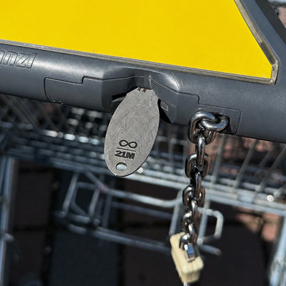 Bitcoin Einkaufswagenlöser in Schiefer Anthrazit im Münzschlitz eines Einkaufswagens eingesteckt als praktische Alternative zur Münze