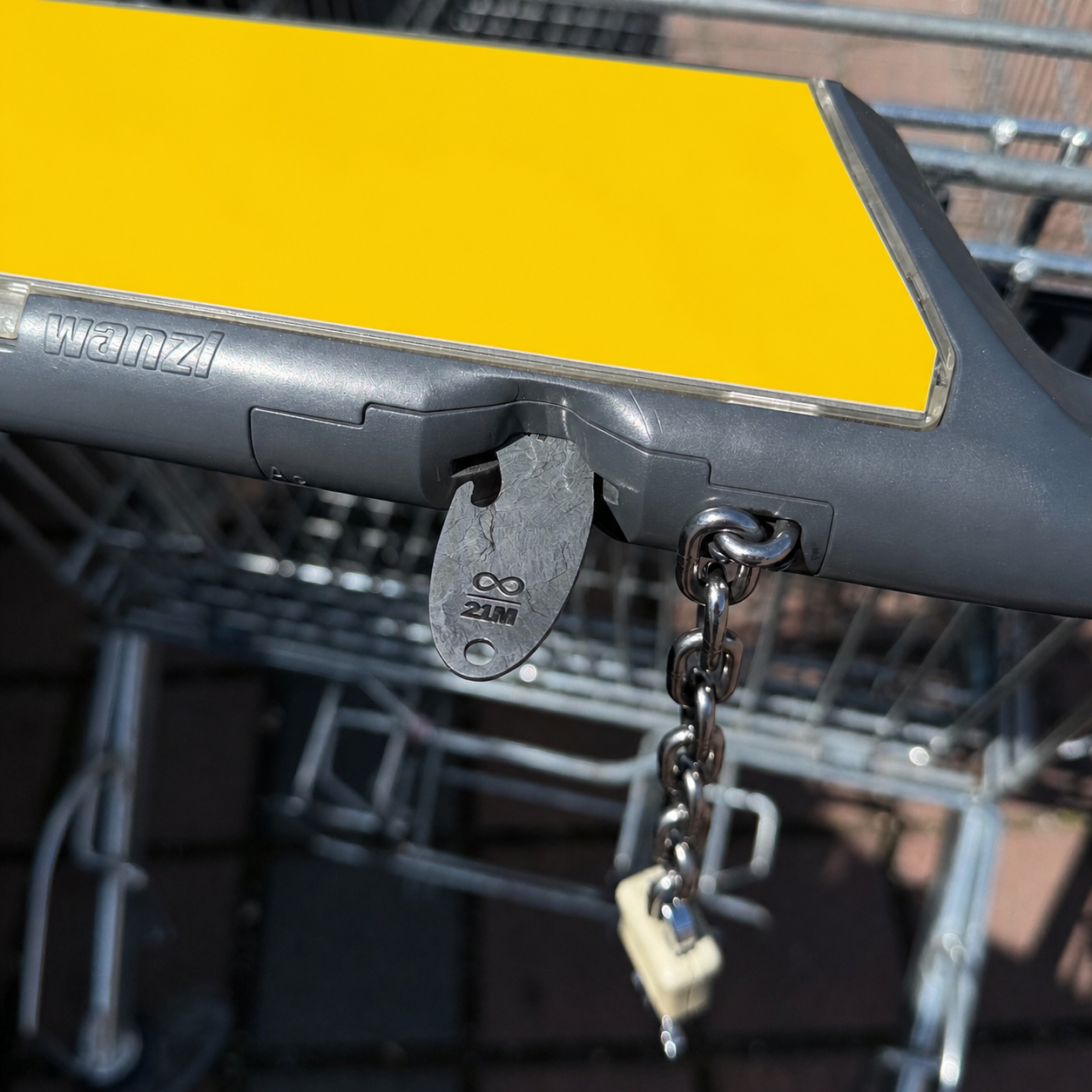 Bitcoin Einkaufswagenlöser in Schiefer Anthrazit im Münzschlitz eines Einkaufswagens als praktische Alternative zur Münze