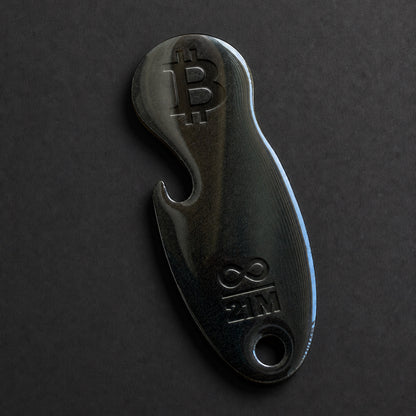 Detailaufnahme eines Bitcoin Einkaufswagenlösers aus Edelstahl in Schwarz Matt mit Flaschenöffner in schräger Perspektive