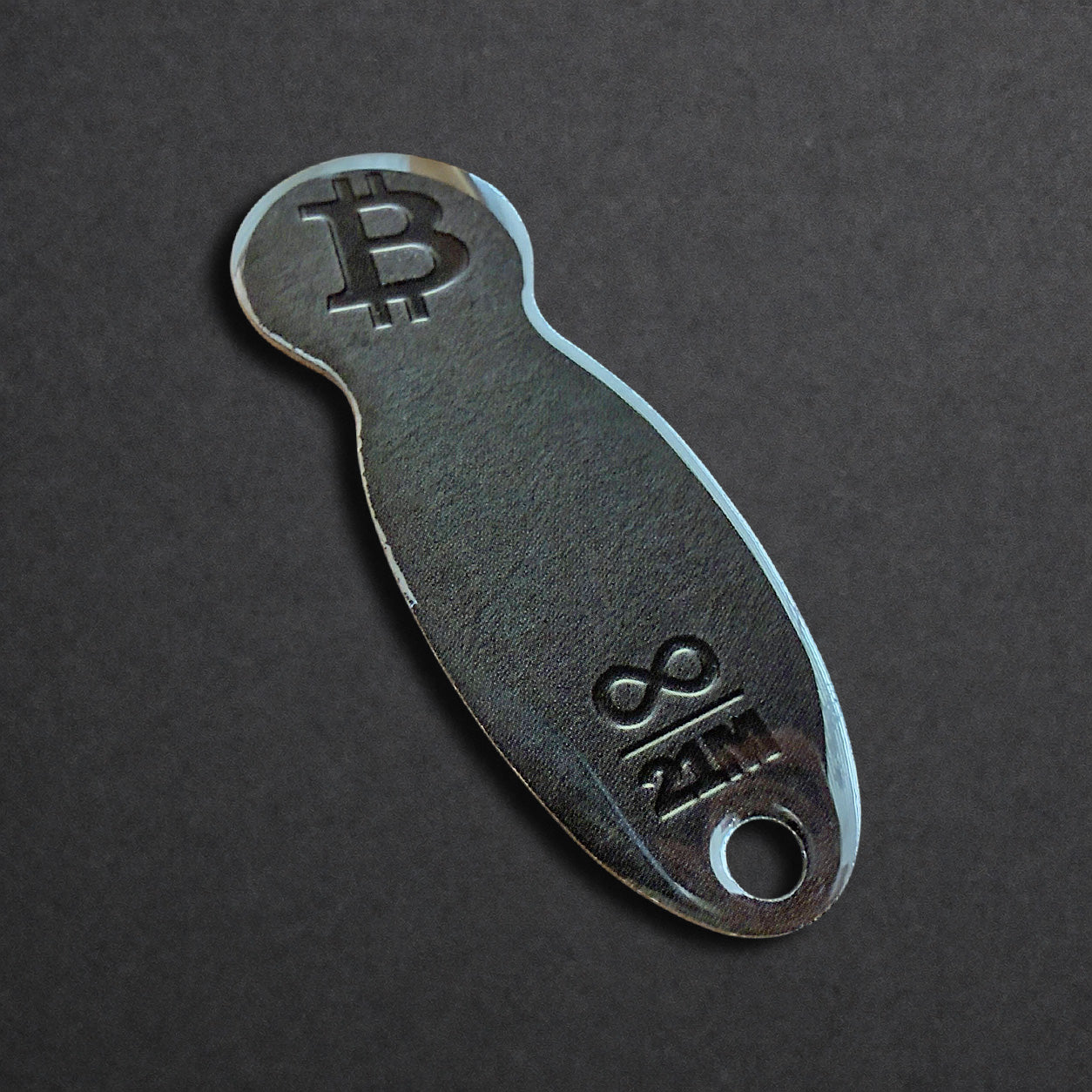 Detailaufnahme eines Bitcoin Einkaufswagenlösers aus Edelstahl in Schwarz Matt in schräger Perspektive