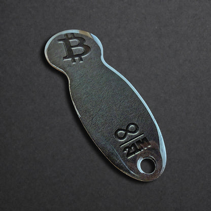 Detailaufnahme eines Bitcoin Einkaufswagenlösers aus Edelstahl in Schwarz Matt in schräger Perspektive
