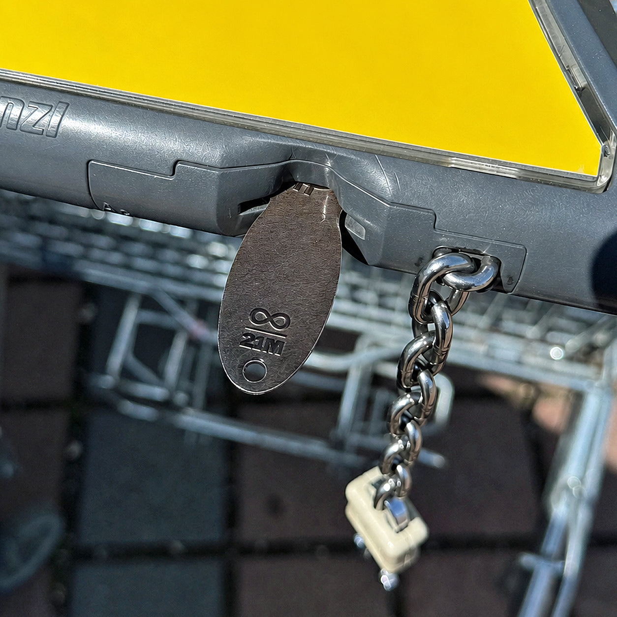 Bitcoin Einkaufswagenlöser in Schwarz Matt im Münzschlitz eines Einkaufswagens eingesteckt als praktische Alternative zur Münze