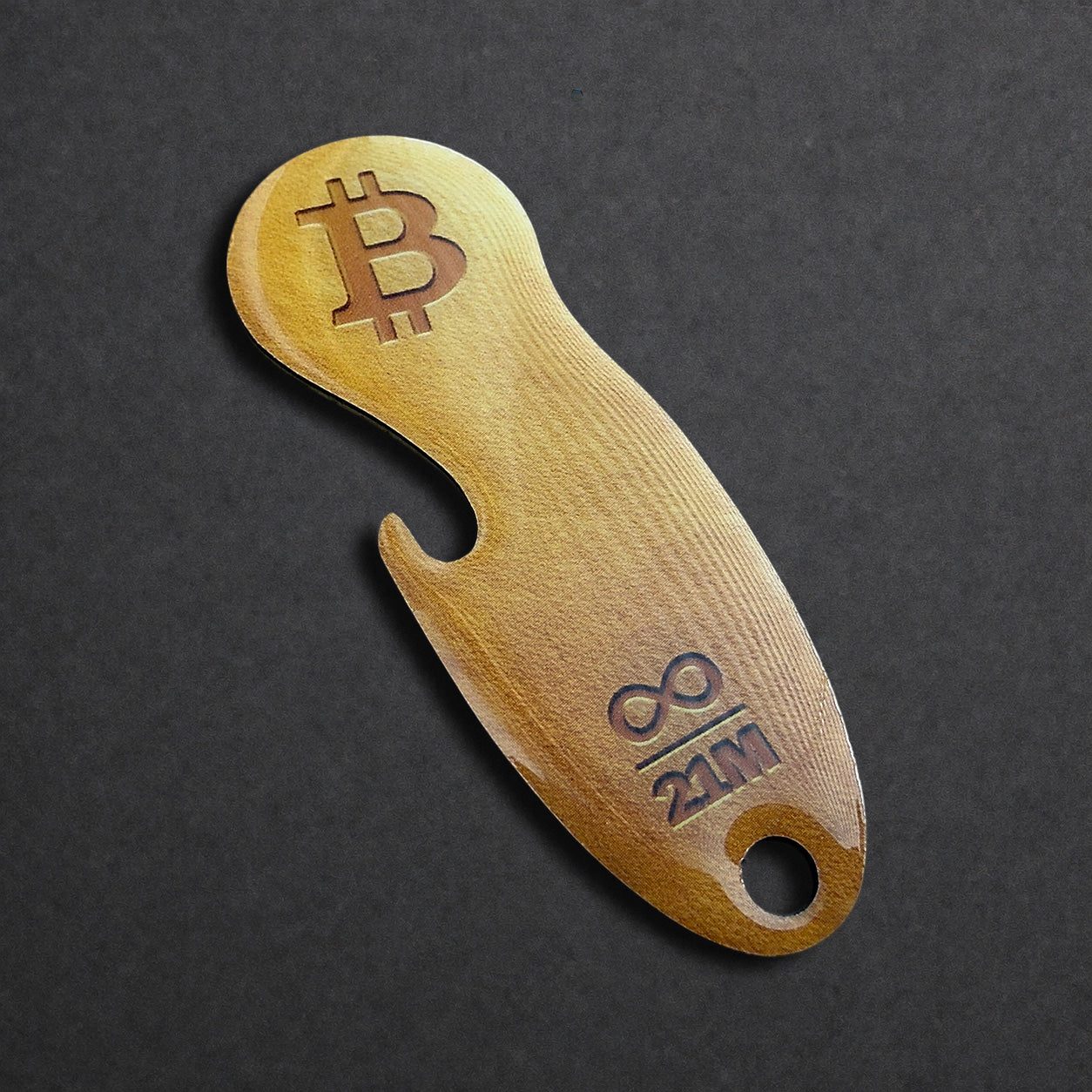 Detailaufnahme eines Bitcoin Einkaufswagenlösers aus Edelstahl in Soft Gold mit Flaschenöffner in schräger Perspektive