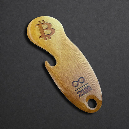 Detailaufnahme eines Bitcoin Einkaufswagenlösers aus Edelstahl in Soft Gold mit Flaschenöffner in schräger Perspektive