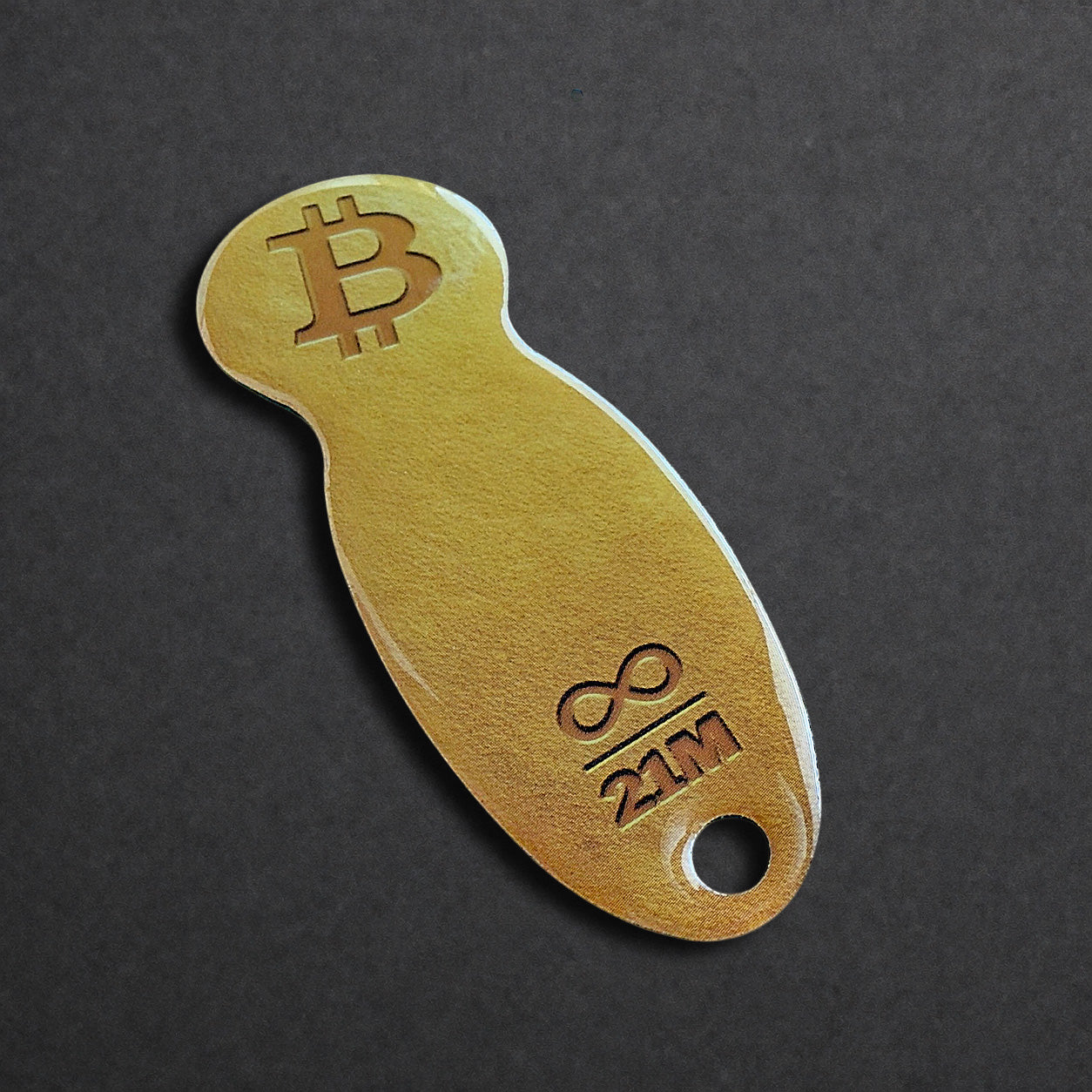 Detailaufnahme eines Bitcoin Einkaufswagenlösers aus Edelstahl in Soft Gold in schräger Perspektive