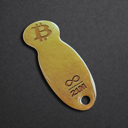 Detailaufnahme eines Bitcoin Einkaufswagenlösers aus Edelstahl in Soft Gold in schräger Perspektive