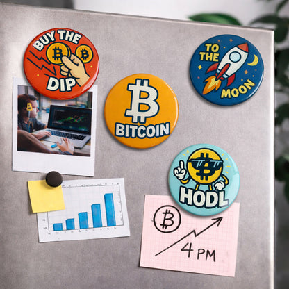 Bitcoin Magnet-Set Comic Edition an der Magnetwand im Büro 