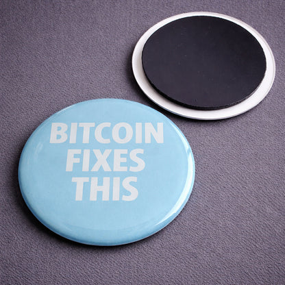 Bitcoin Kühlschrankmagnet „Bitcoin Fixes This“ in Pastellfarbe