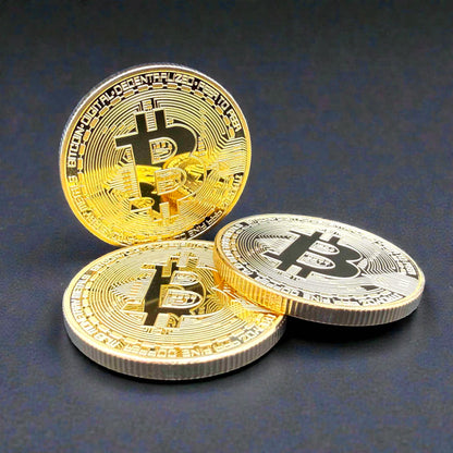 Drei goldene Bitcoin Münzen liegend als Set