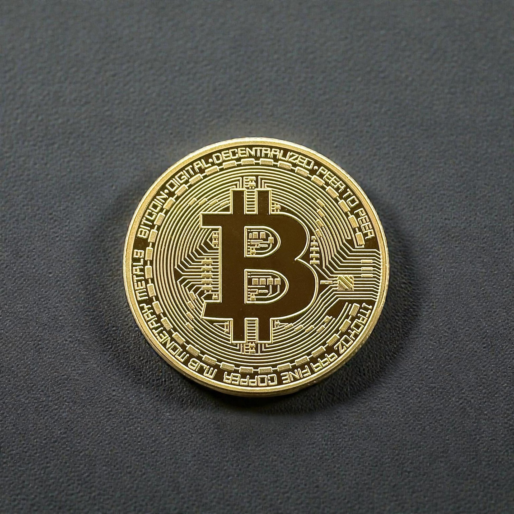 Goldene Bitcoin Münze liegend – Vorderseite