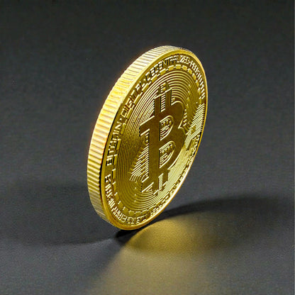 Goldene Bitcoin Münze schräg stehend mit geprägtem Bitcoin-Symbol