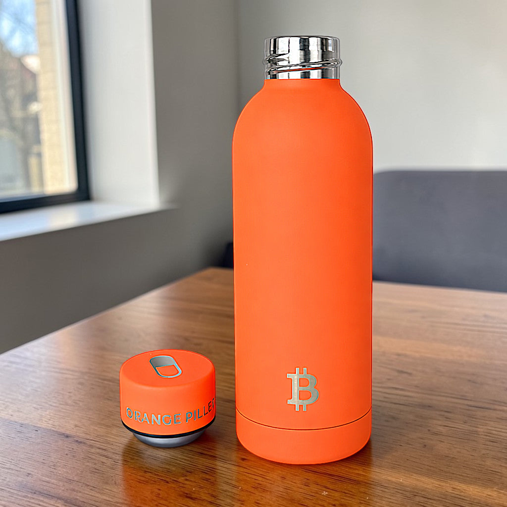Bitcoin Thermoflasche mit Deckel auf Holzunterlage stilvoll präsentiert