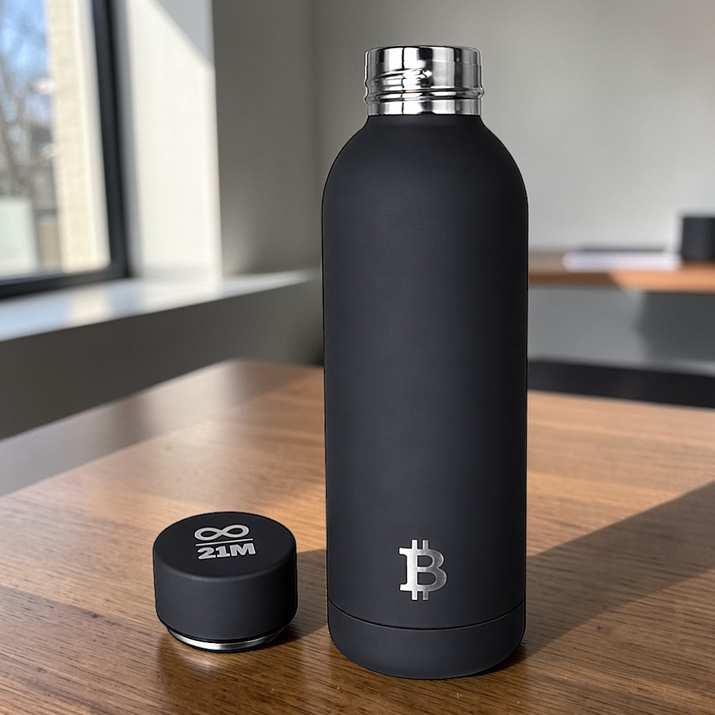 Bitcoin Thermoflasche mit Deckel auf Holzunterlage stilvoll präsentiert schwarz matt