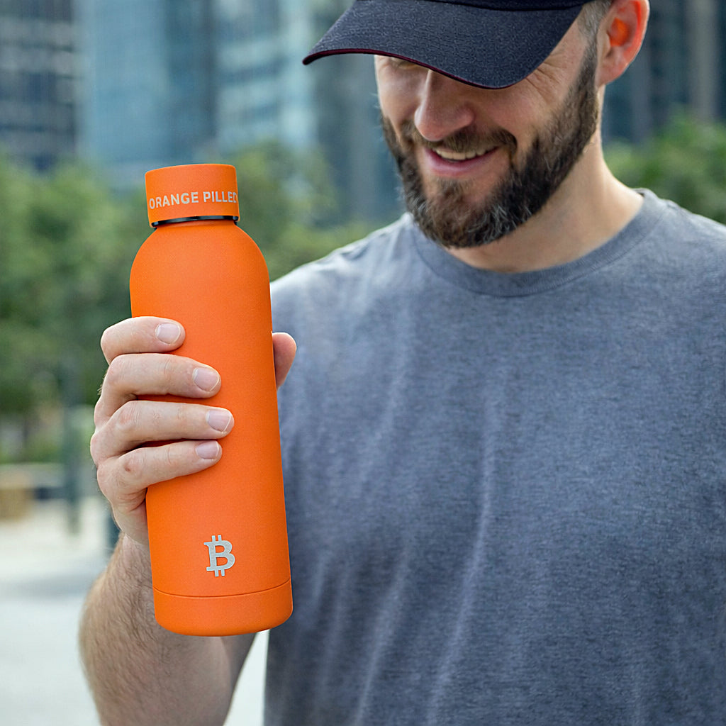 Mann hält Bitcoin Thermoflasche in der Hand im Alltag
