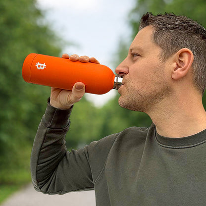 Mann trinkt aus Bitcoin Thermoflasche 500 ml unterwegs