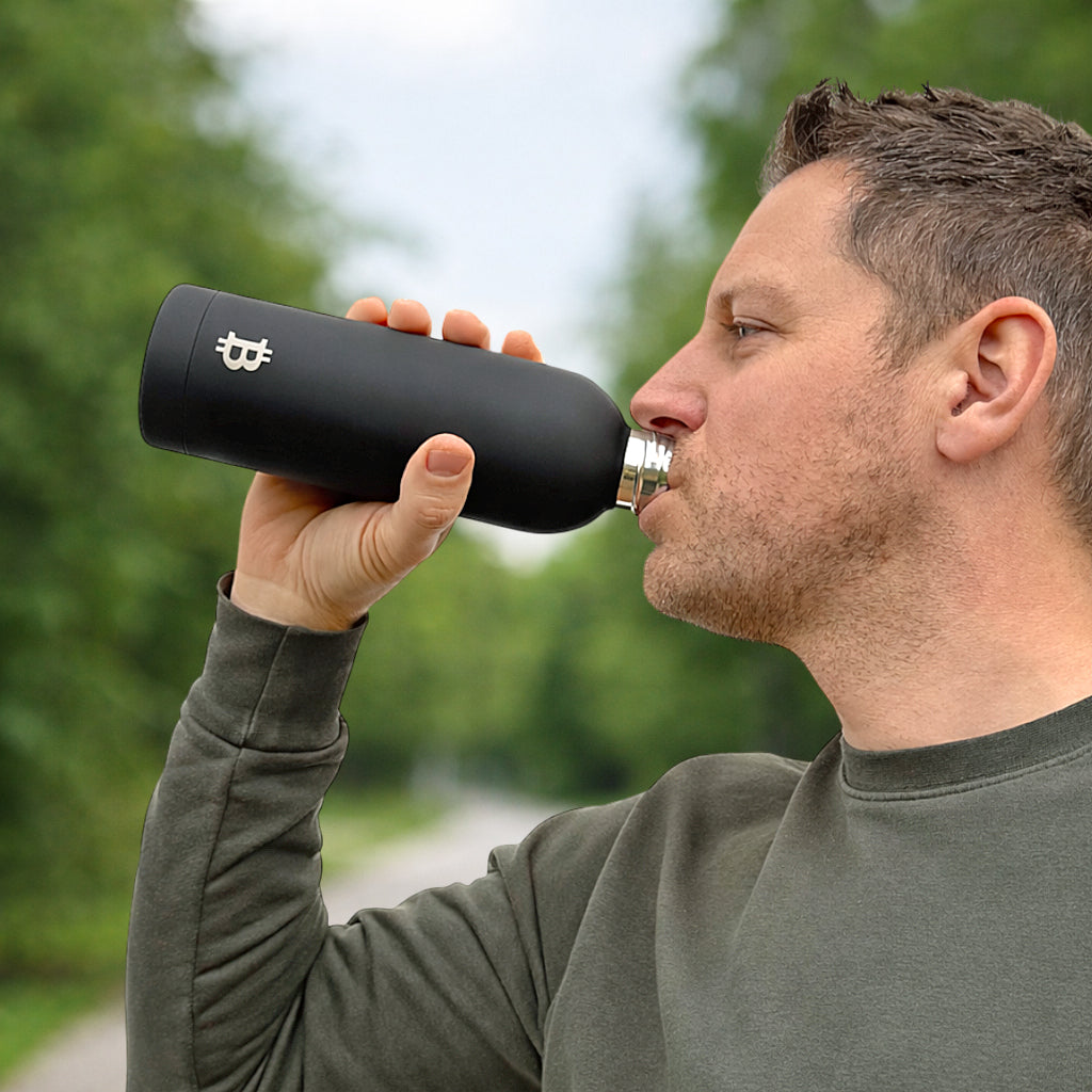 Mann trinkt aus Bitcoin Thermoflasche 500 ml unterwegs
