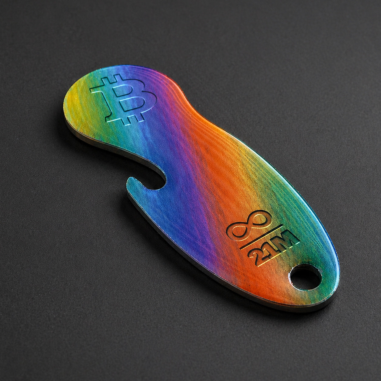 Detailaufnahme eines Bitcoin Einkaufswagenlösers aus Edelstahl in Color Stripes mit Flaschenöffner in schräger Perspektive